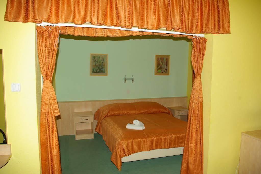 Salgo Hotel Шальготарьян Экстерьер фото